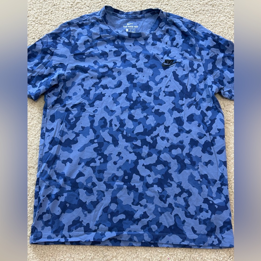 NIKE Sportswear Club Camouflage T Shirt Large Blue Standard Fit Short Sleeve